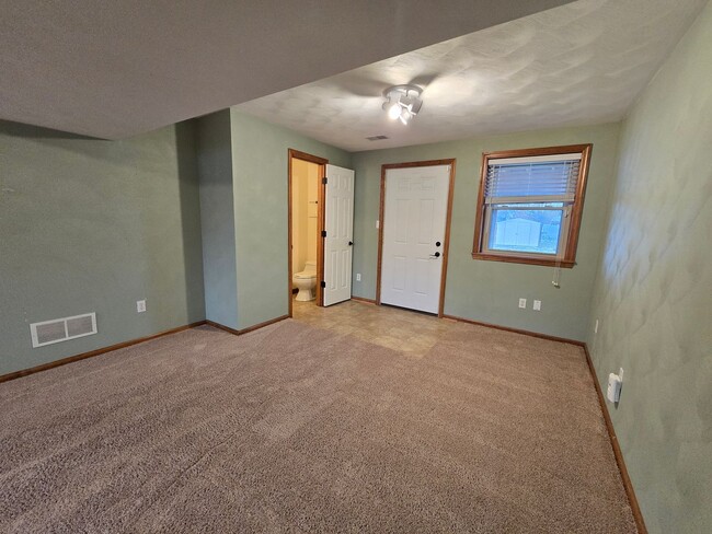 Building Photo - Beautiful Split Entry - 3 Bedroom 2.5 Bathroom in Rustic Ridge Estates