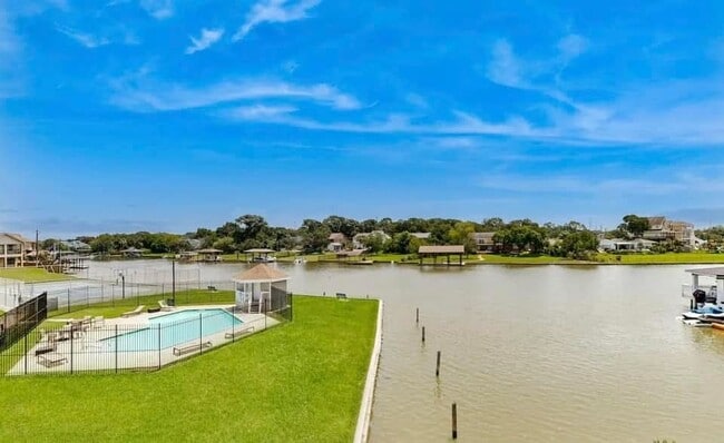 Building Photo - 1834 Lakeside Dr
