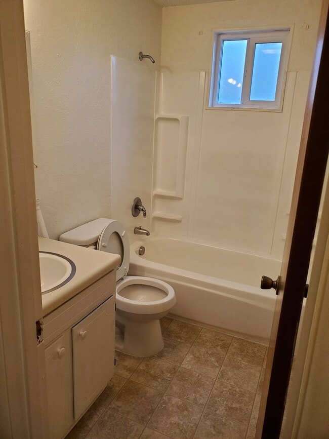 Building Photo - 1 Bedroom in Heart of Nampa!