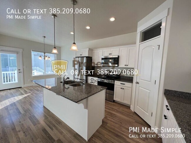 Building Photo - GORGEOUS & SPACIOUS Vineyard Townhome!