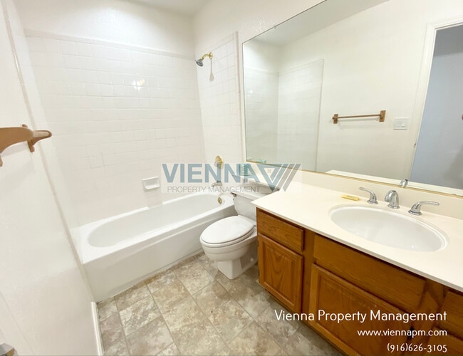 Building Photo - 5608 Glen Oaks Dr