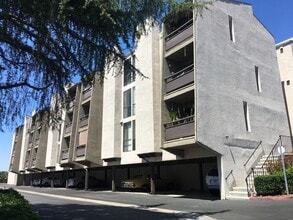 Building Photo - One Bedroom Condo in San Carlos!!
