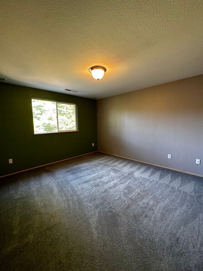 Building Photo - Gorgeous 4 Bedroom 2.5 Bath Single Family Home On Private Cul-Du-Sac