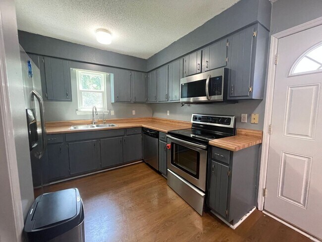 Building Photo - 829 Mill River Rd