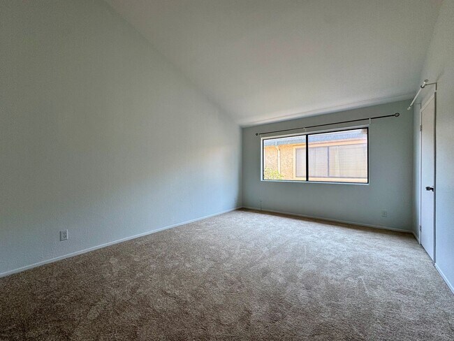 Building Photo - Light and Bright Townhouse-style condo in ...