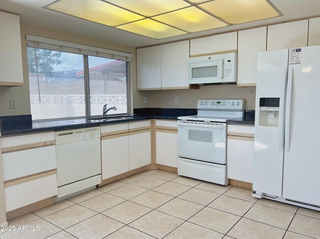 Building Photo - 16029 N 25th Dr