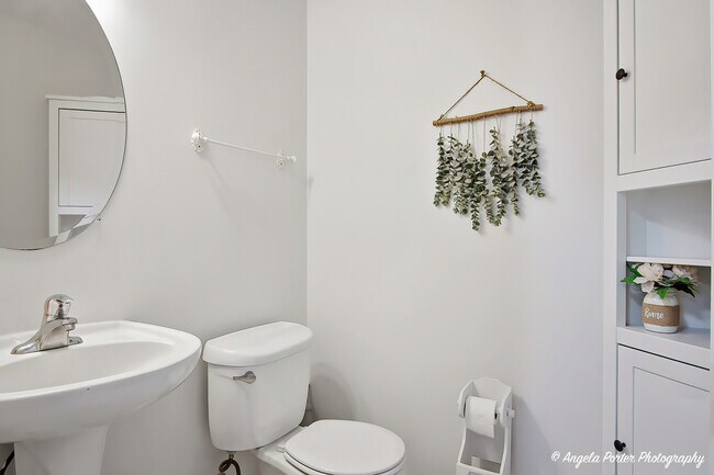 Building Photo - 1901 Kennedy Dr