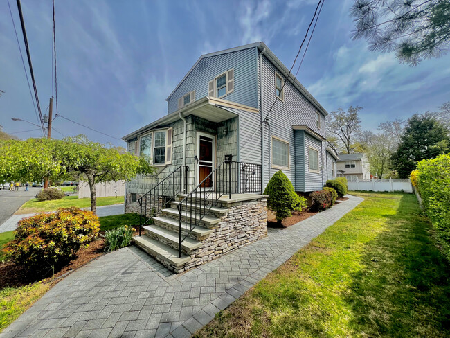 Primary Photo - 16 Burlington St