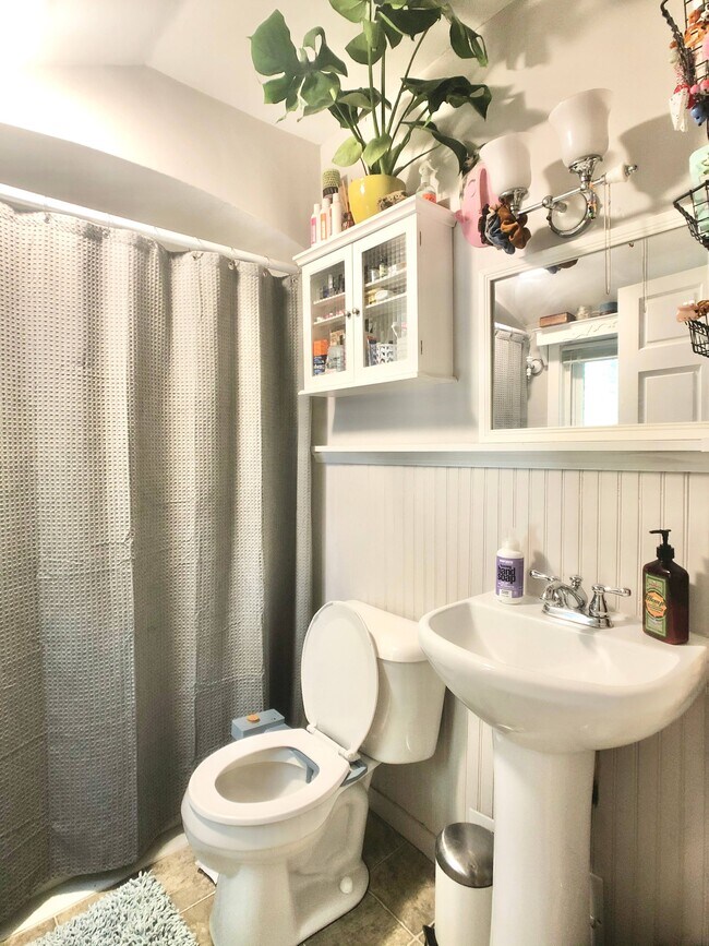 Building Photo - 1817 Spohn Ave