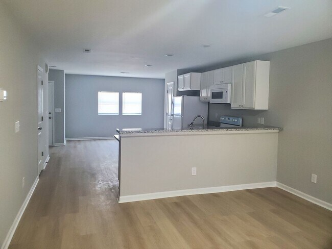 Building Photo - NEW TOWNHOME BUIKT MARCH 2023!