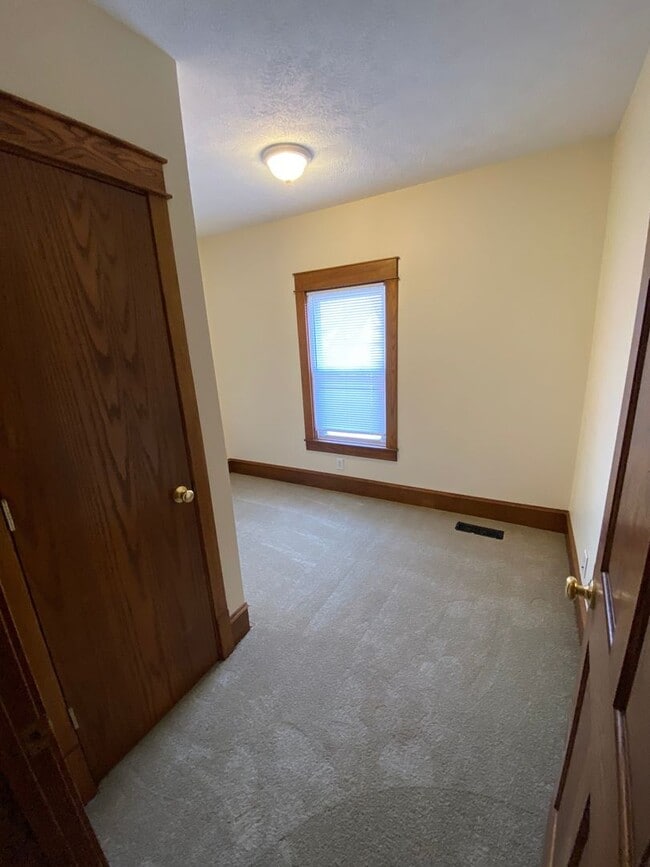 Building Photo - 3 Bedroom, 1.5 Bath Single Family Home Available Now!