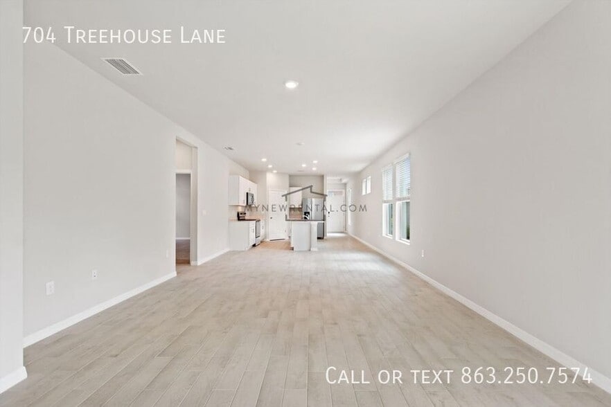Building Photo - 704 Treehouse Ln