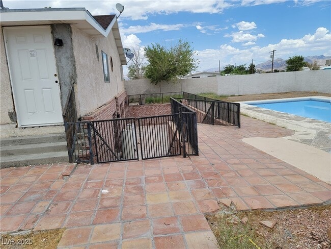 Building Photo - 664 Sky Rd