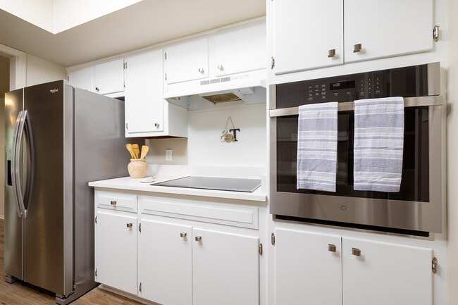 Building Photo - 1940 Leslie Dr