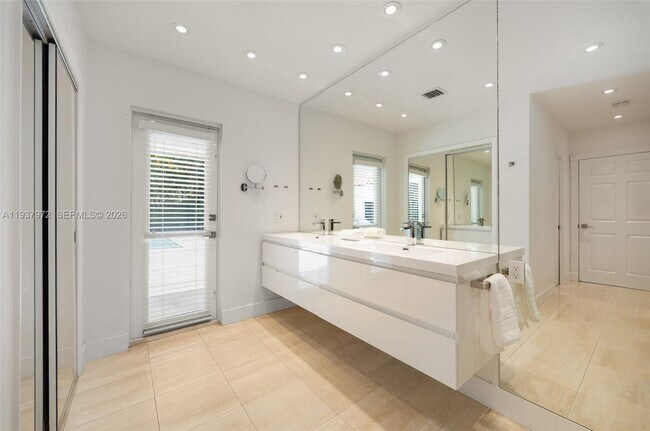 Building Photo - 7230 Vistalmar St