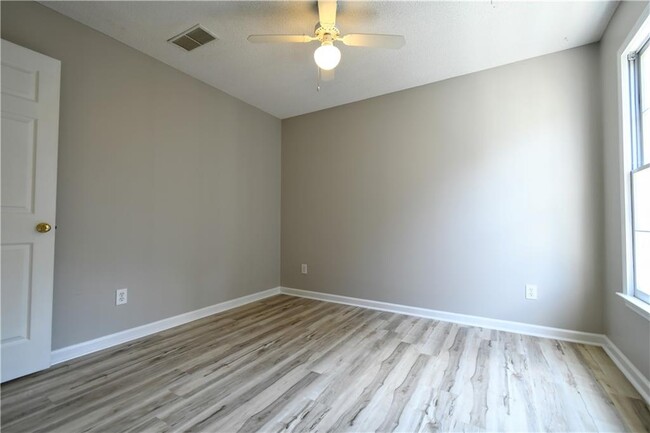 Building Photo - 340 Avebury Ct