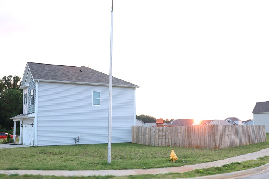 Building Photo - 212 Bent Creek Ln