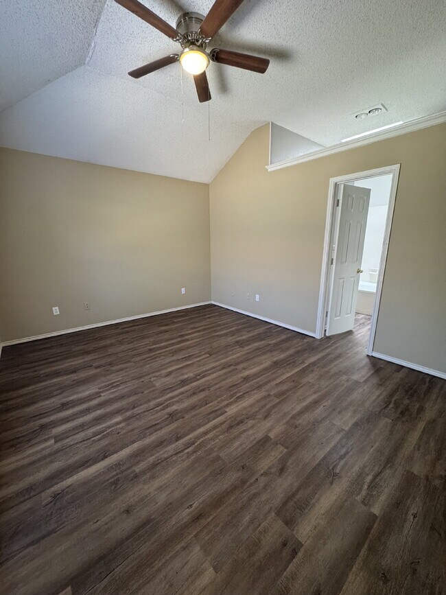 Building Photo - House Located Near Shadow Hills Golf Cours...