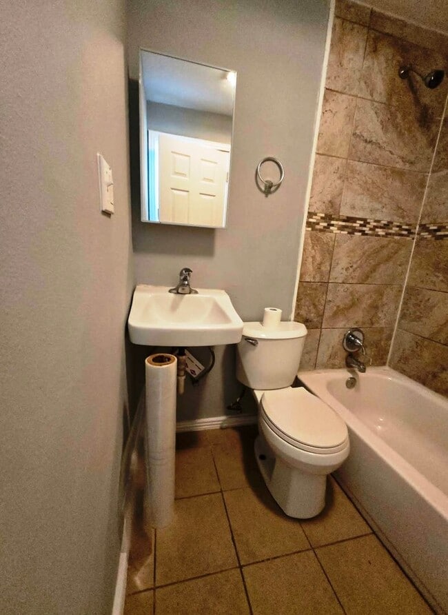 Building Photo - Hoquiam - Spacious 2 bedroom duplex unit for RENT!