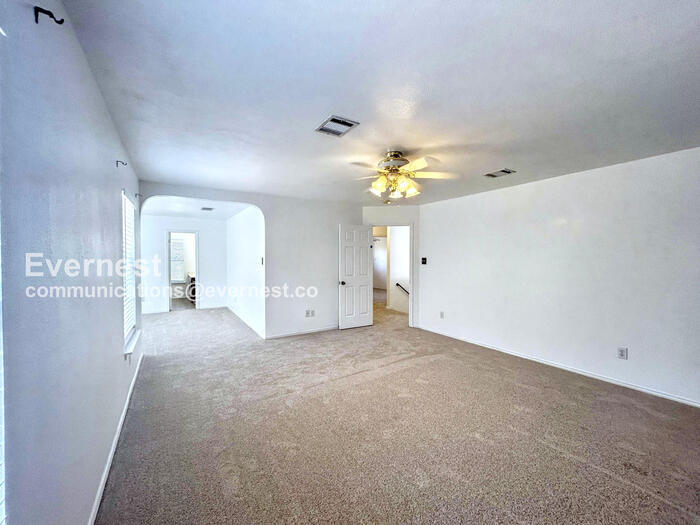 Building Photo - 1401 Balsam Way