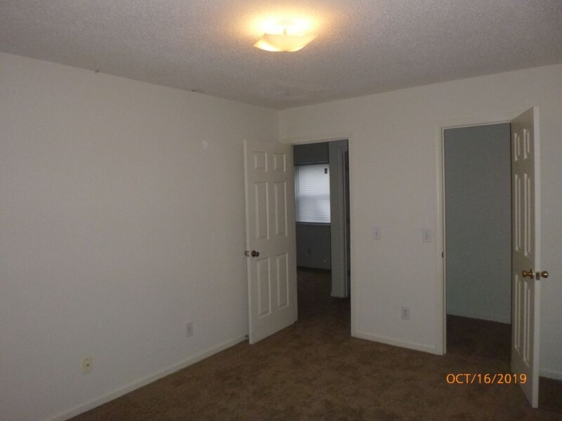 Building Photo - 2924 W Hills Dr