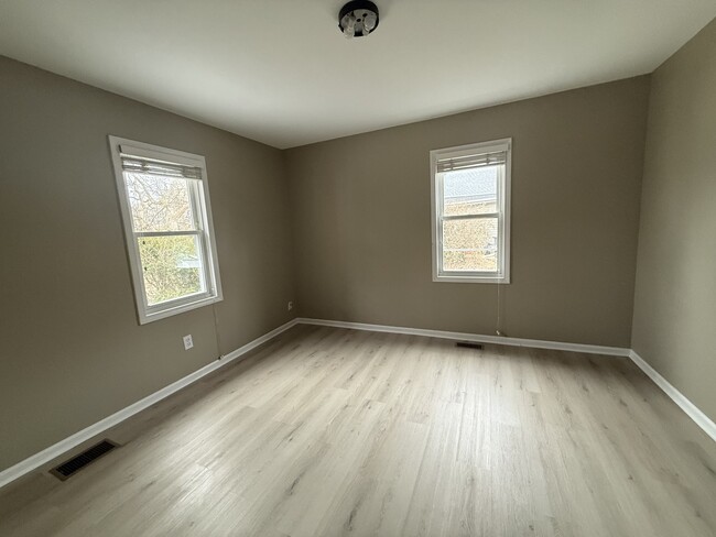 Building Photo - 10S328 Jamie Ln