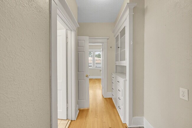 Building Photo - $3,250.00, 4 bed, 3 bed, located in Denver...