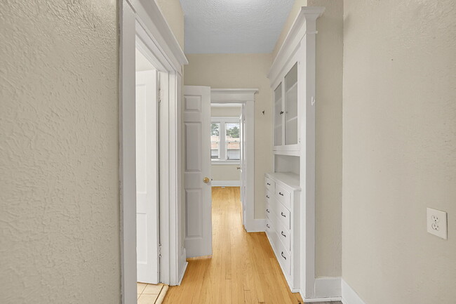 Building Photo - $3,400.00, 4 bed, 3 bed, located in Denver...