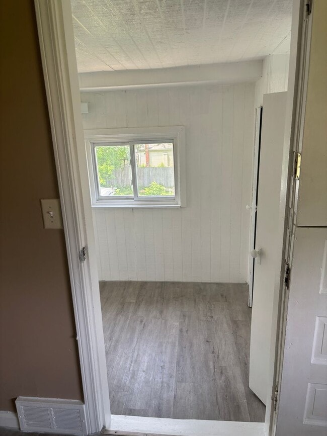 Building Photo - Section 8 welcome, 4bd 2 bath
