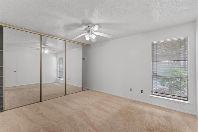 Building Photo - 6910 Hart Ln