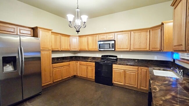 Building Photo - Rural Living- 4 bed/2.5 bath-Piedmont