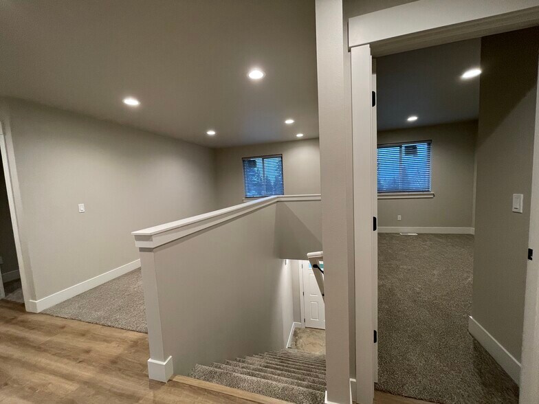 Building Photo - 412 W 1st St