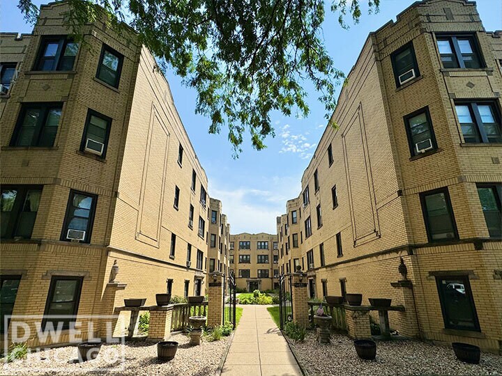 Building Photo - 3820 N Greenview Ave