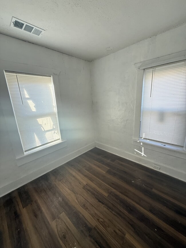 Building Photo - 445 Southport Rd