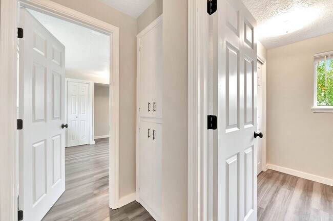 Building Photo - Savage / Ellis Duplex