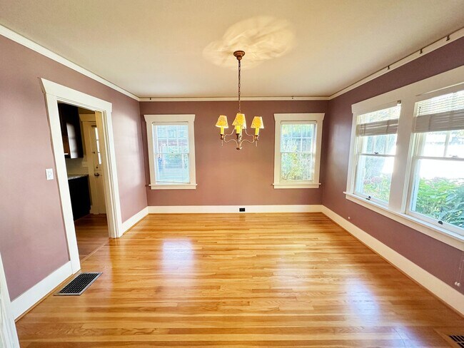 Building Photo - Stunning 3 Bedroom with Fully Fenced Yard ...