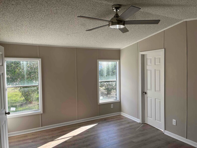 Building Photo - 170 Lee Rd 211