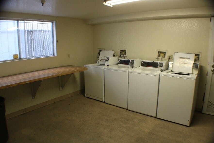 Building Photo - 14037 Cerise Ave