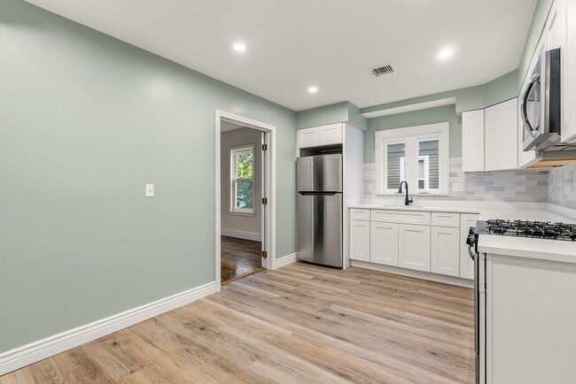 Building Photo - 8 1/2 Intervale St