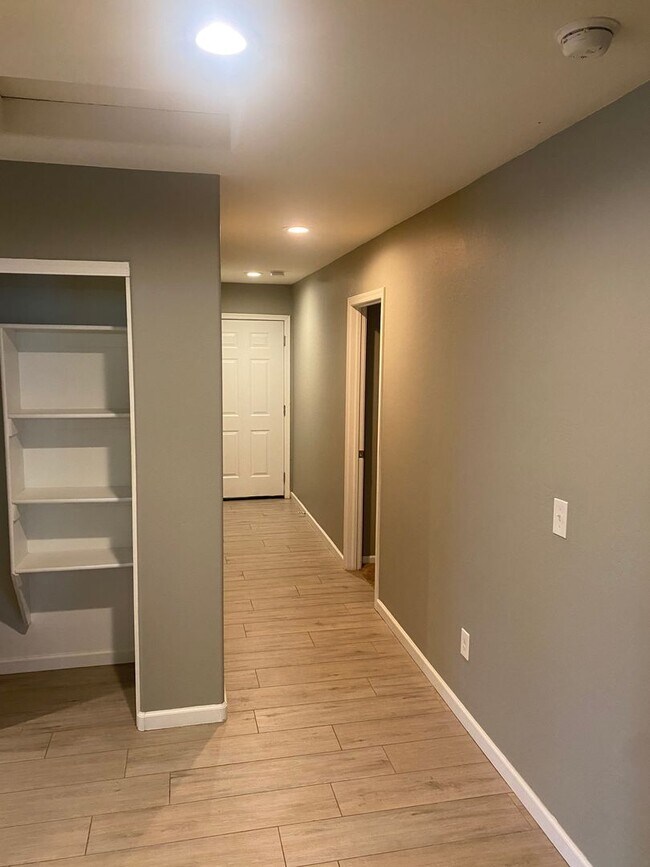 Building Photo - Remodeled 3/2 SFH Glendale, built in 2016