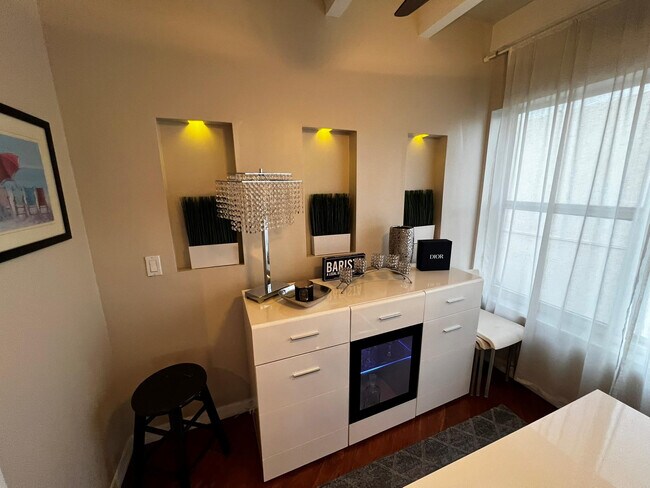 Building Photo - 904 NE 20th Ave