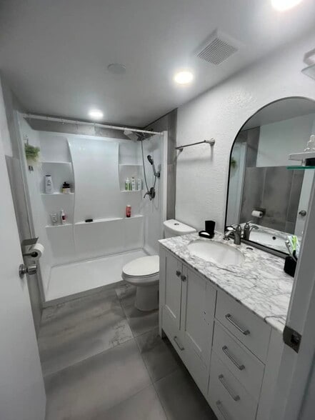 Building Photo - 2735 W 52nd St