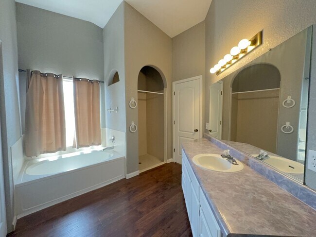 Building Photo - Very Nice 4 Bedroom House