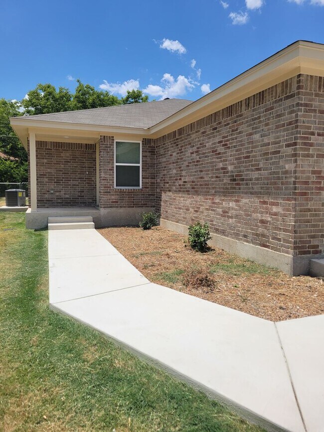 Building Photo - 504 S Juanita Dr
