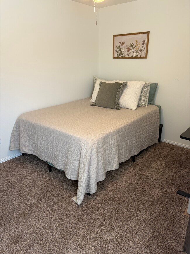 Building Photo - 208 Robin St