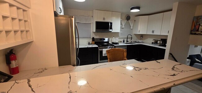 Building Photo - 512 N Somerset Ave