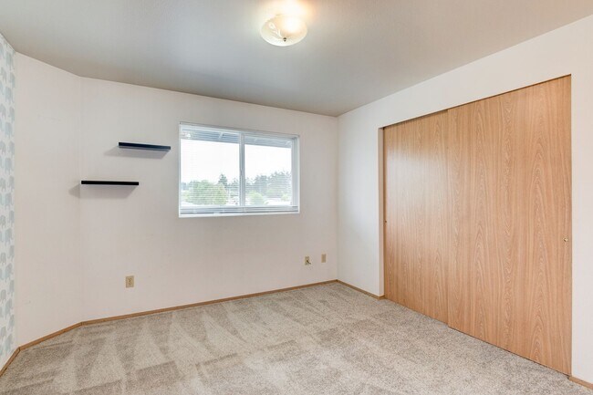 Building Photo - Recently Updated 2-Bedroom 2nd Floor Condo
