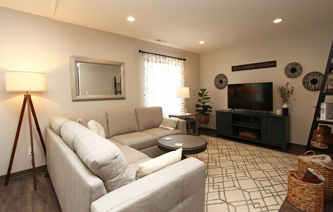 Building Photo - Beautiful Furnished Townhouse -Shorter Term Lease Available.