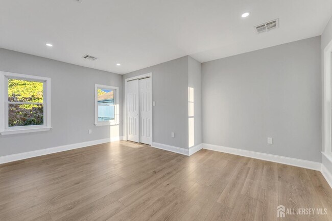 Building Photo - 15 N Main St