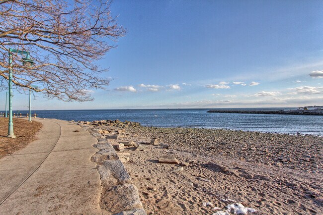 Building Photo - 26 Pearsall Pl